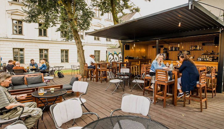 Právníci: Stát se bude hájit tím, že hosté by do provozoven stejně nepřišli