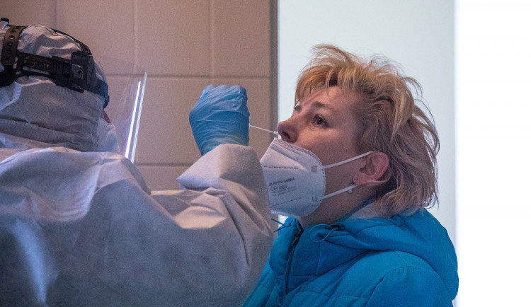 size4-1620991467295-241-poprve-od-srpna-pribylo-v-praze-v-pracovni-den-mene-nez-100-nakazenych-koronavirem