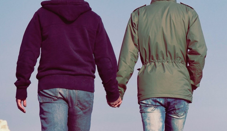 Policie vyšetřuje bitku na náplavce. Gayové se drželi za ruku, a tak je útočníci napadli