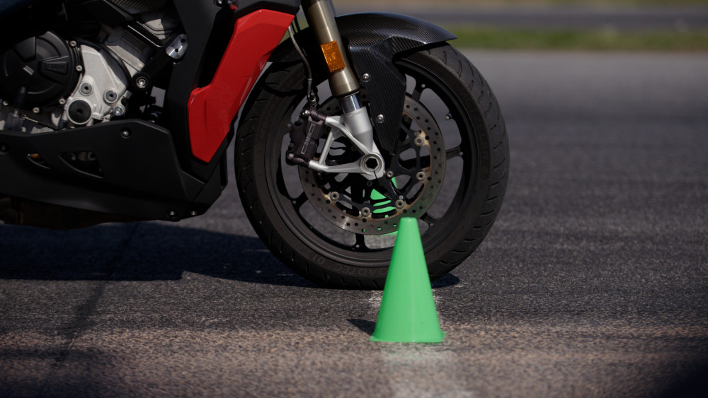 Motocyklisté trénují bezpečnou jízdu na polygonech v České republice