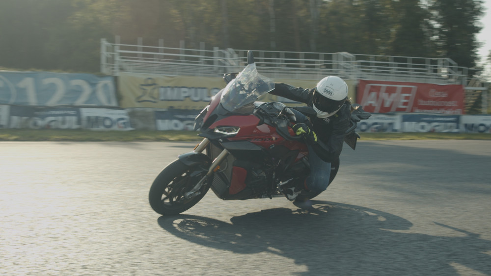 Motocyklisté trénují bezpečnou jízdu na polygonech v ČR