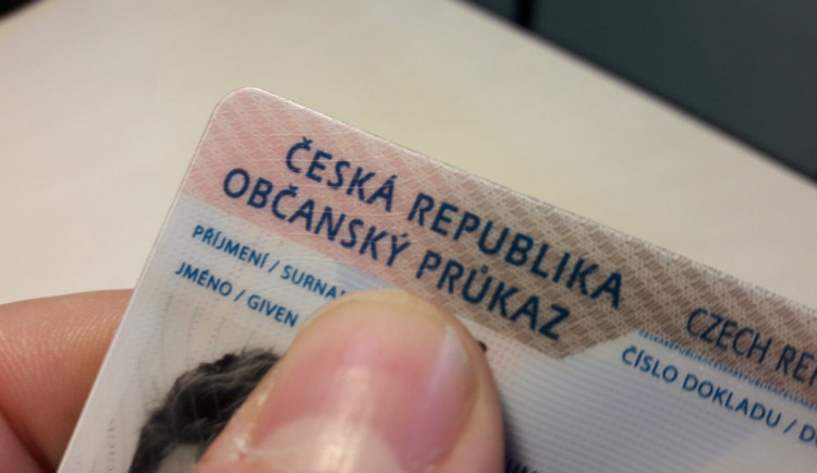 Sněmovna schválila zavedení občanských průkazů s otisky prstů