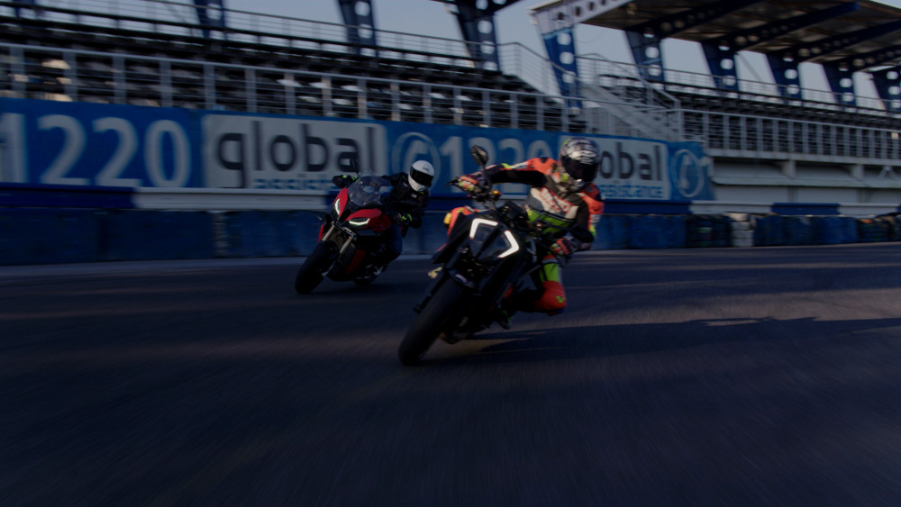 Motocyklisté trénují bezpečnou jízdu na polygonech v Česku