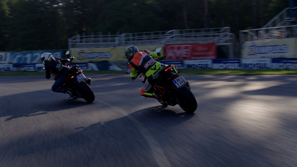 Motocyklisté trénují bezpečnou jízdu na polygonech v Česku