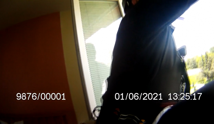 Stařenka ležela v bytě dva dny na zemi, strážníci k ní slanili z balkonu