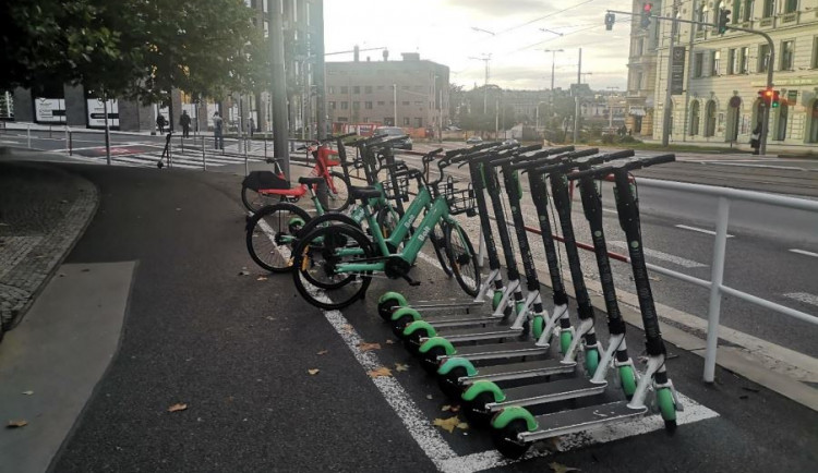 Sdílená kola a koloběžky smí stát pouze na určených místech. Zatím však jen v Praze 3