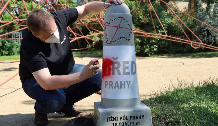 Patník nově znázorňuje střed Prahy. Hlavním cílem je pobavit lidi, říká starosta