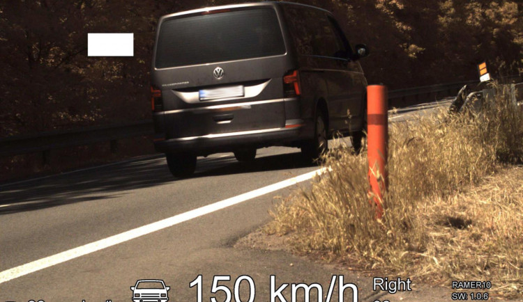 Po litru whisky zapomněl vystřízlivět, řidič jel rychlostí 150 kilometrů za hodinu