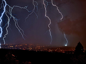 Na Česko se ženou silné bouřky. Meteorologové upřesnili výstrahu