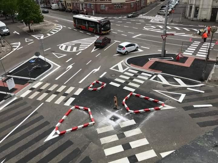 Nová křižovatka na třídě Karla IV. v Hradci Králové.