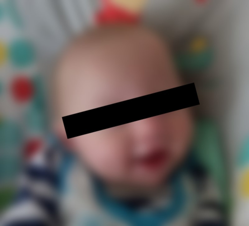 Kriminalisté řeší úmrtí kojence v Praze. Matka se s ním loučila na Facebooku