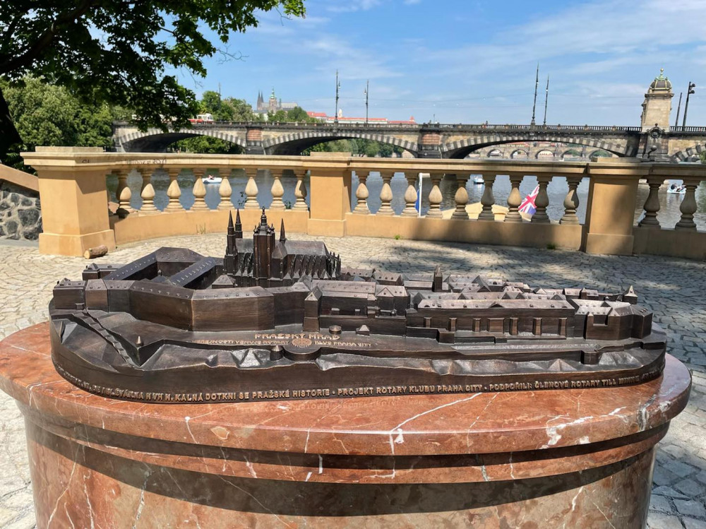 Na Slovanském ostrově je od včerejška hmatový model Pražského hradu