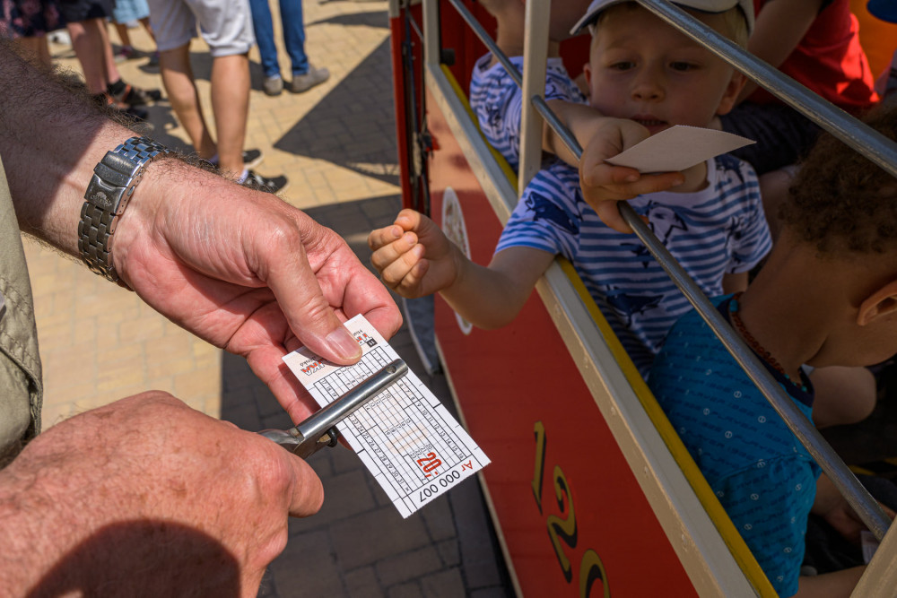 Po dvouleté pauze vyjela v sobotu v pražské zoo opět dětská tramvaj