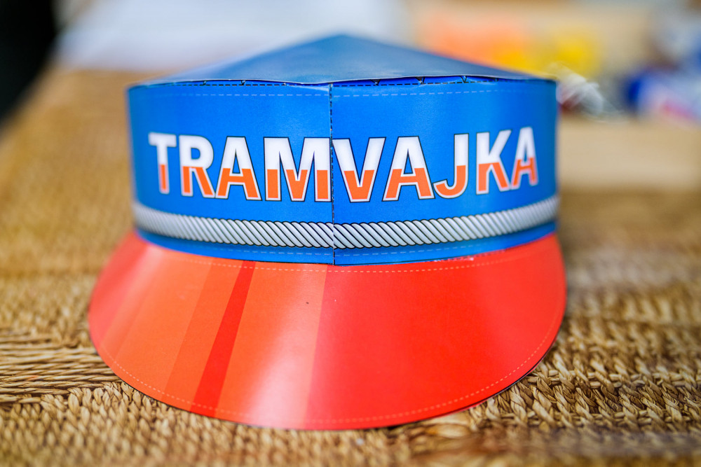 Zájemci si mohli složit papírovou tramvajáckou čepici.