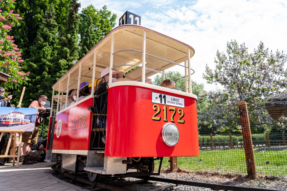 Po dvouleté pauze vyjela v sobotu v pražské zoo opět dětská tramvaj