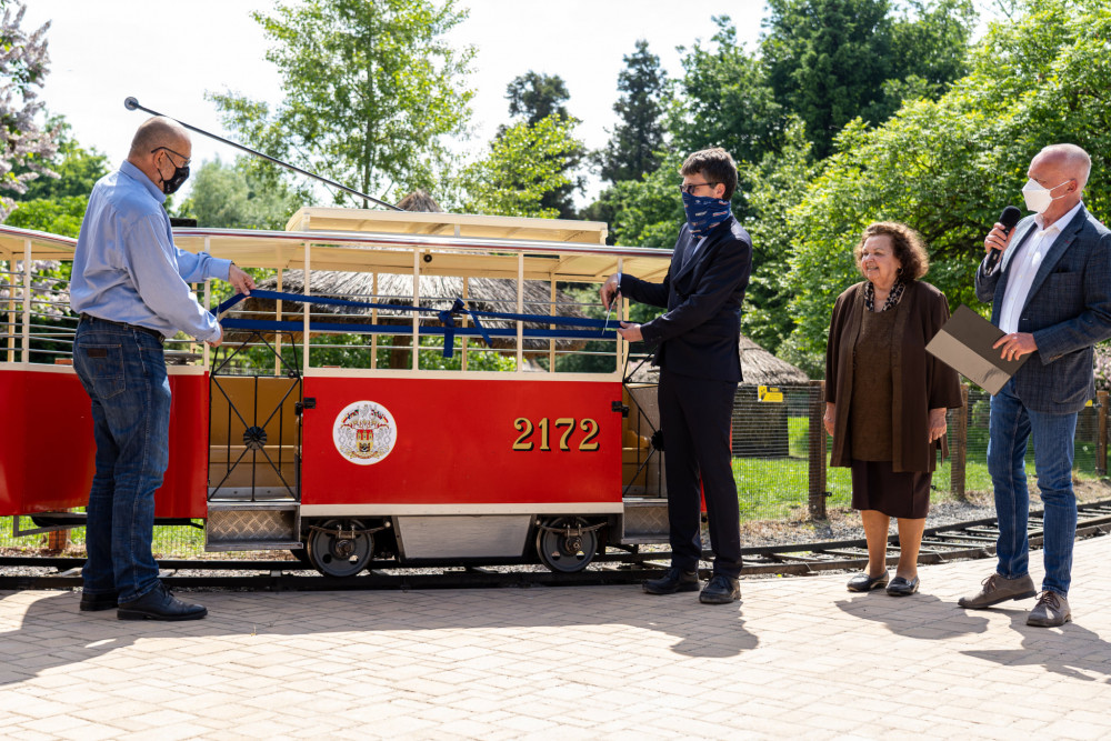 Slavnostního uvedení do provozu se ujali ředitel Zoo Praha Miroslav Bobek, člen představenstva DPP a technický ředitel DPP – Povrch Jan Šurovský a paní Jaroslava Paldusová.
