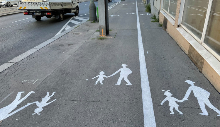 Chodník na Žižkově přepůlila bílá čára. Mysleli jsme si, že jde o recesi, říká starosta
