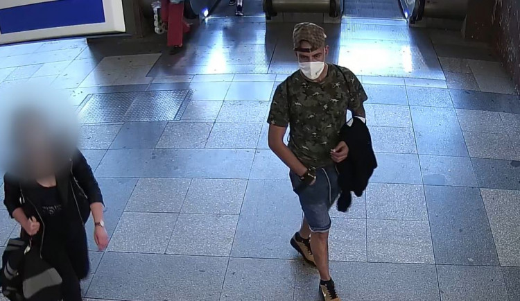 Muž onanoval před mladou ženou na nástupišti, pak ji obtěžoval v kupé. Hledá ho policie