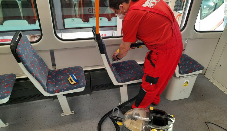 Brněnský dopravní podnik se chystá na léto, čistí se sedačky i klimatizace