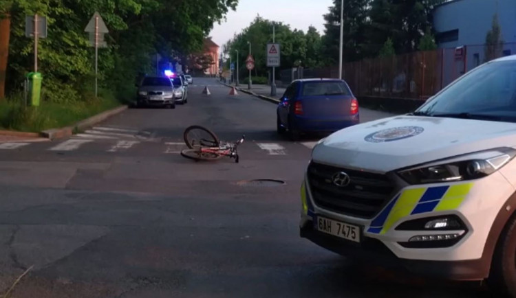 Jedenáctiletý cyklista nedal přednost autu. U nehody zasahoval vrtulník záchranné služby