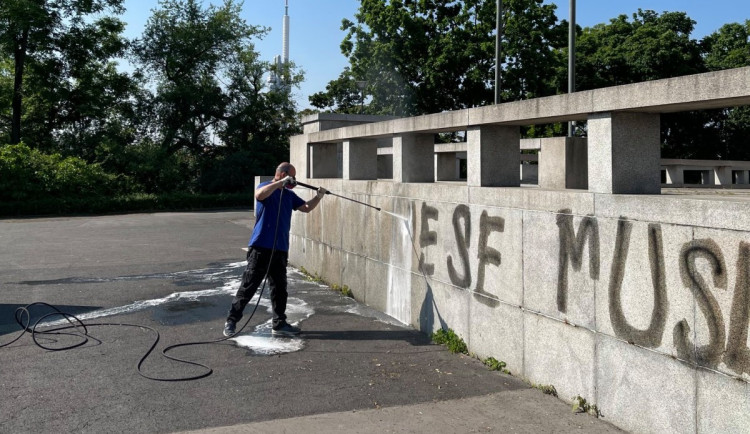Na památník na Vítkově někdo nasprejoval xenofobní nápis. Pachateli hrozí rok vězení