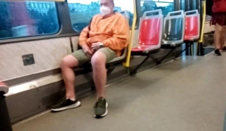 Muž v tramvaji onanoval před nezletilou dívkou. Ta si ho natočila na telefon