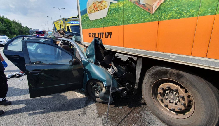 V Praze se stala smrtelná nehoda. Řidič auta zemřel po srážce s kamionem
