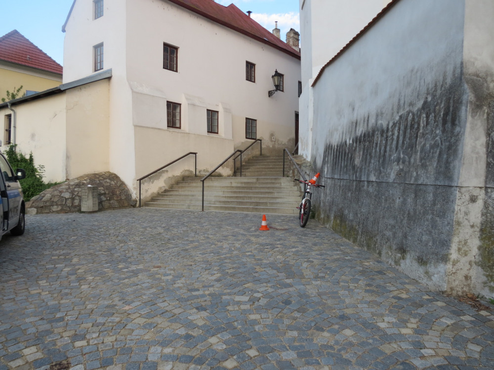 Opilý cyklista chtěl sjet schody, na kole se neudržel a při pádu se zranil.