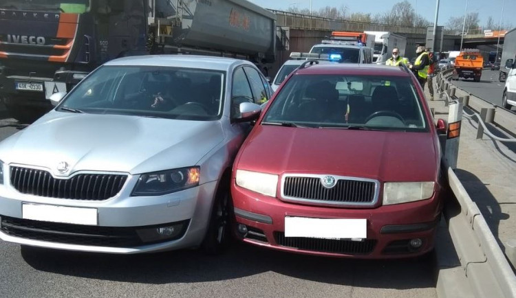 Policisté hledají svědky divoké jízdy Prahou, která skončila dopravní nehodou