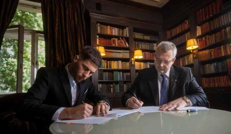 Podepsáno! Plavšić míří ze Sparty do Slavie