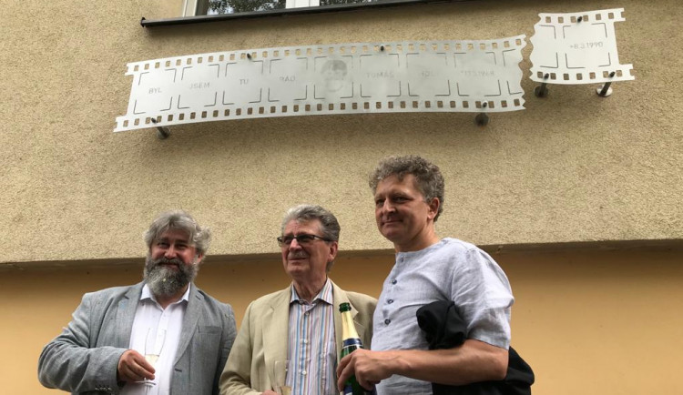 Tomáši Holému byla dnes v Praze odhalena pamětní deska. Byl jsem tu rád, stojí na ní