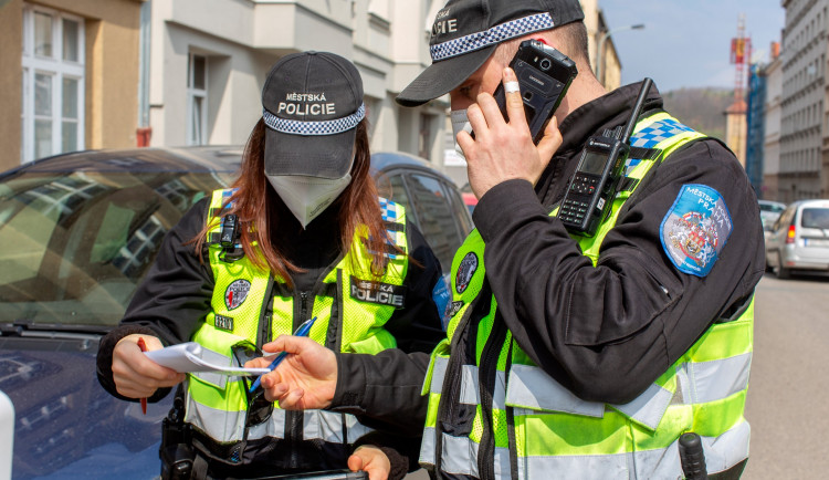 Obnažená žena ležela na chodníku v Praze, pak udeřila strážnici do obličeje
