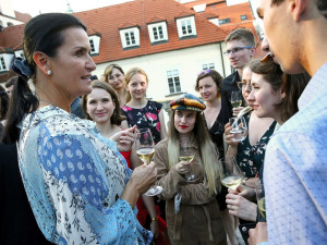 Finaliste programu Scholarship 2021 v neformálním rozhovoru s Michaelou Bakala při večerní slavnosti