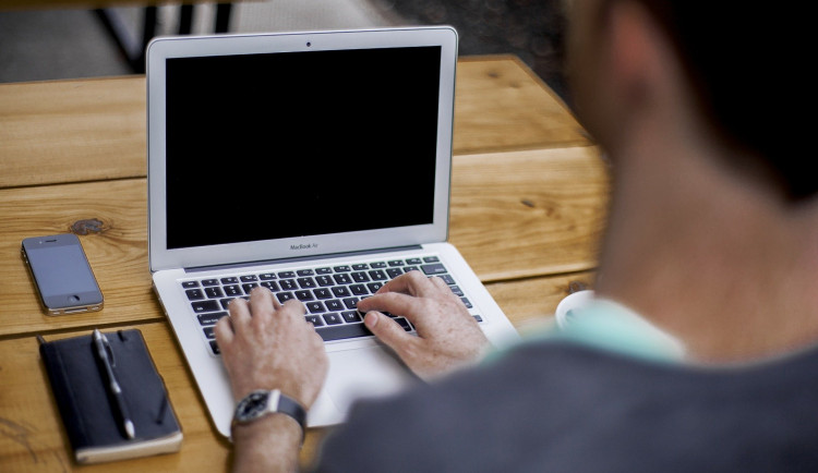 Místo sluchátek poslal sýr. Podvodníček vystupoval pod jmény fotbalistů