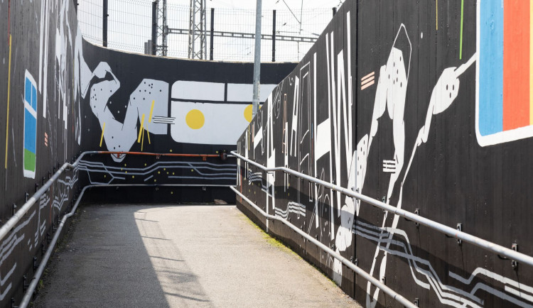 V Praze vznikla další nástěnná malba. Abstraktní plán Prahy mohou lidé obdivovat na Žižkově