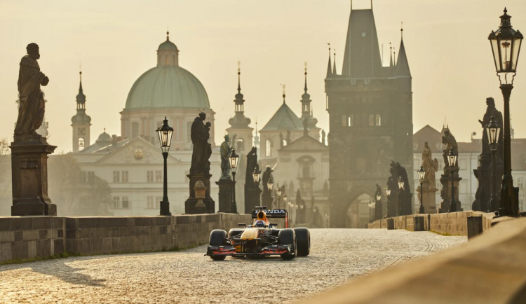 Red Bull zveřejnil reklamu s formulí na Karlově mostě. Podívejte se, jak vypadá