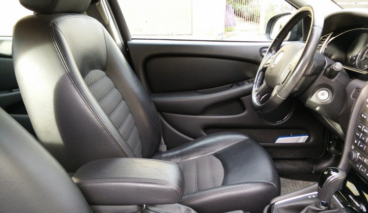 Mladý neřidič projížděl Brnem s malými dětmi bez autosedaček