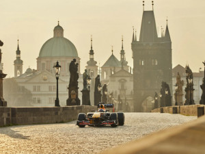 Red Bull zveřejnil reklamu s formulí na Karlově mostě. Podívejte se, jak vypadá