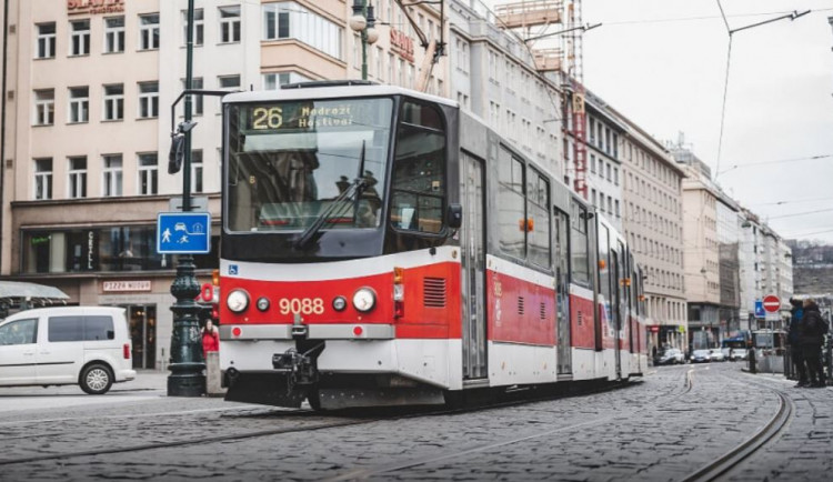 Mladík se chtěl zabít pod koly tramvaje, protože ho nepustili do bazénu. Skončil na psychiatrii