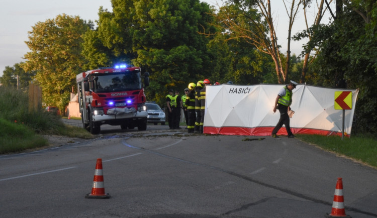 Senior na Brněnsku nepřežil náraz do stromu, auto skončilo v plamenech