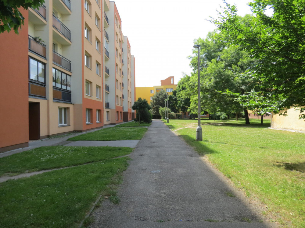 Cyklista se na chodníku málem srazil s mladou dívkou.