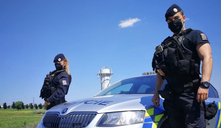 Žena chtěla partnerskou hádku ukončit sebevraždou. Život jí zachránila policistka