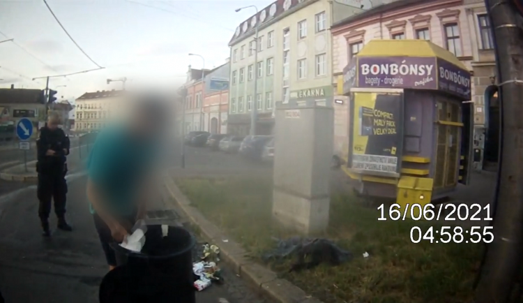 Brňan řídil provoz tyčemi a vysypal popelnici, odpadky před strážníky poslušně posbíral