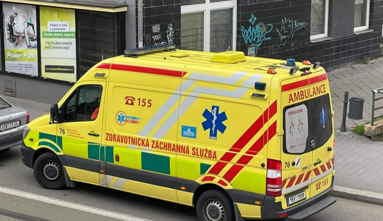 Ženu v Brně srazilo auto, když seděla na lavičce na zastávce. Zraněním podlehla