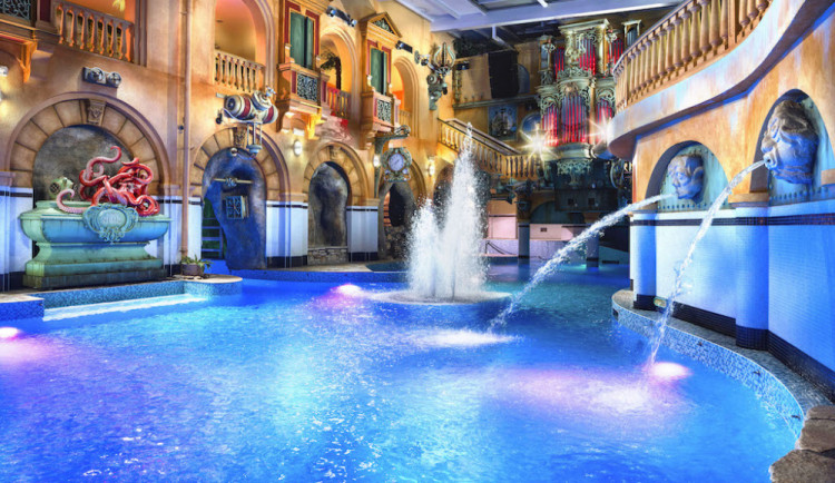 V Aquaparku Babylon se propadla část stropu. Policie z objektu evakuovala 164 lidí