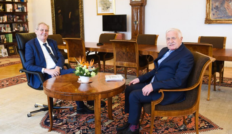 Klaus oslavil na Hradě 80. narozeniny, Zeman ho vyzval k návratu do politiky.