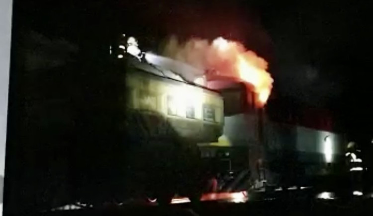 V Praze hořela lokomotiva. Požár způsobil třímilionovou škodu