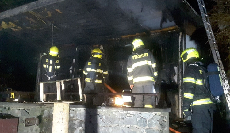 Tragický požár chaty v Brně: Jedna osoba nepřežila, druhá je zraněná