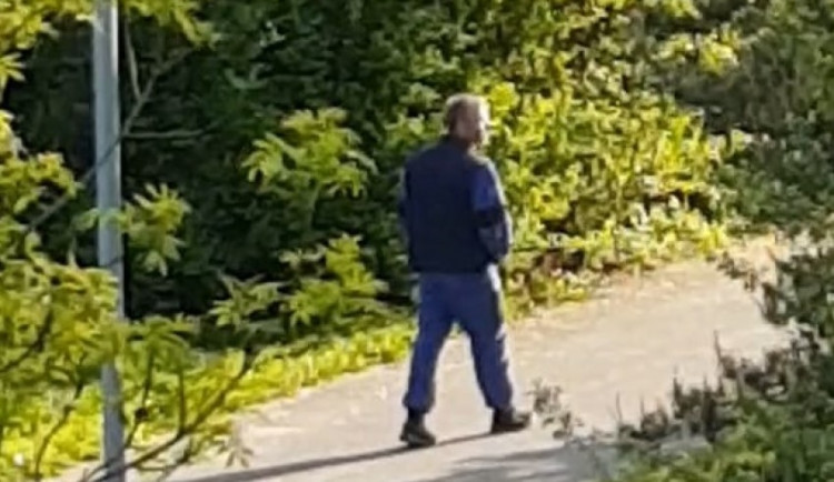 Muž se měl schovávat v křoví, sledovat dvě dívky a onanovat. Ty si ho vyfotily