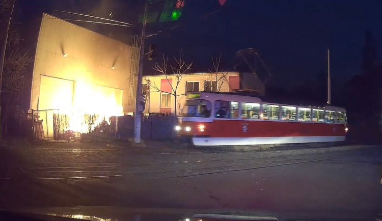 Před velkým požárem v Praze se u haly pohyboval muž. Pátrá po něm policie